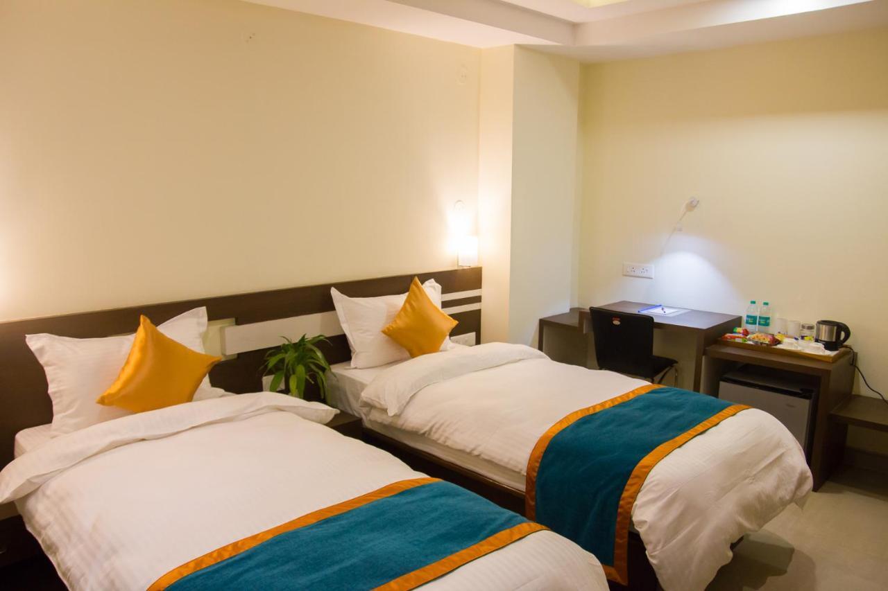 Hotel Park Riviera Guwahati Esterno foto