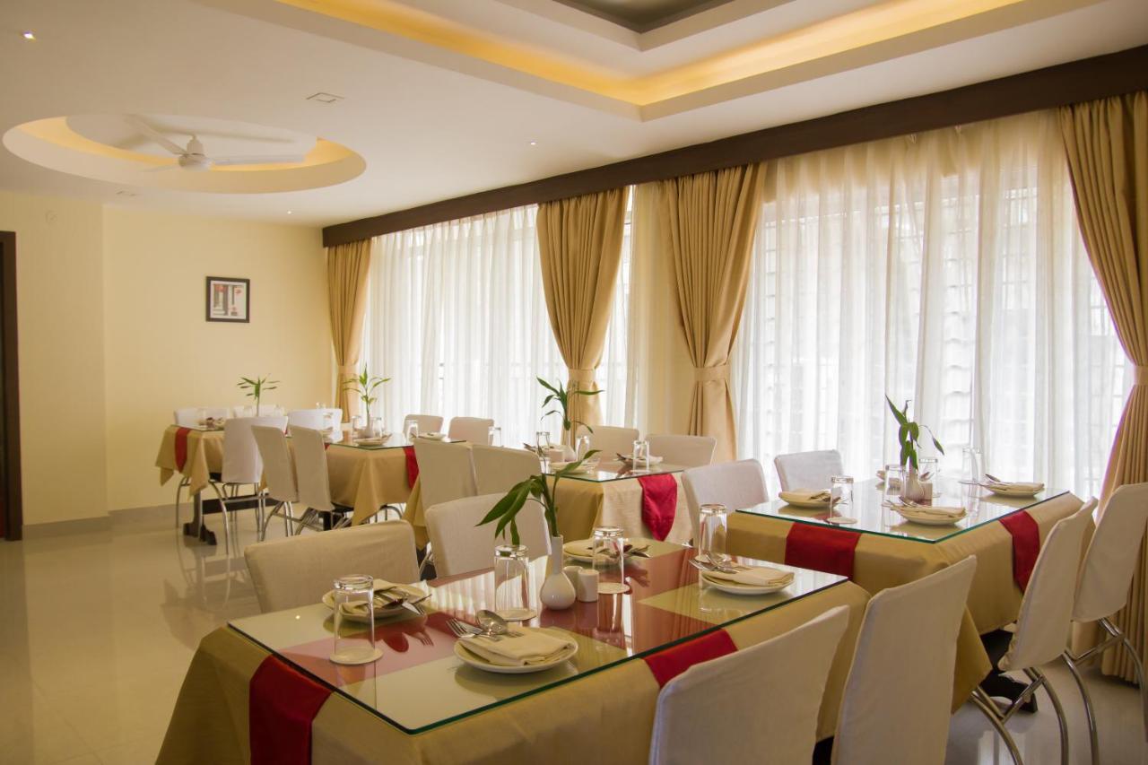 Hotel Park Riviera Guwahati Esterno foto