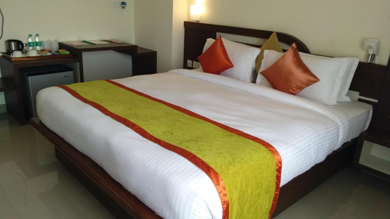Hotel Park Riviera Guwahati Esterno foto