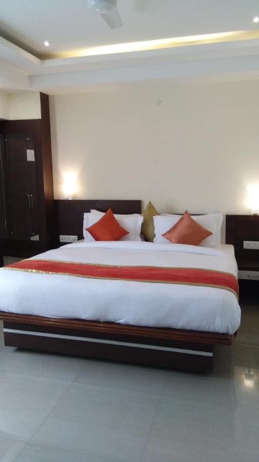Hotel Park Riviera Guwahati Esterno foto