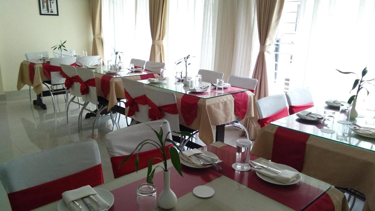Hotel Park Riviera Guwahati Esterno foto
