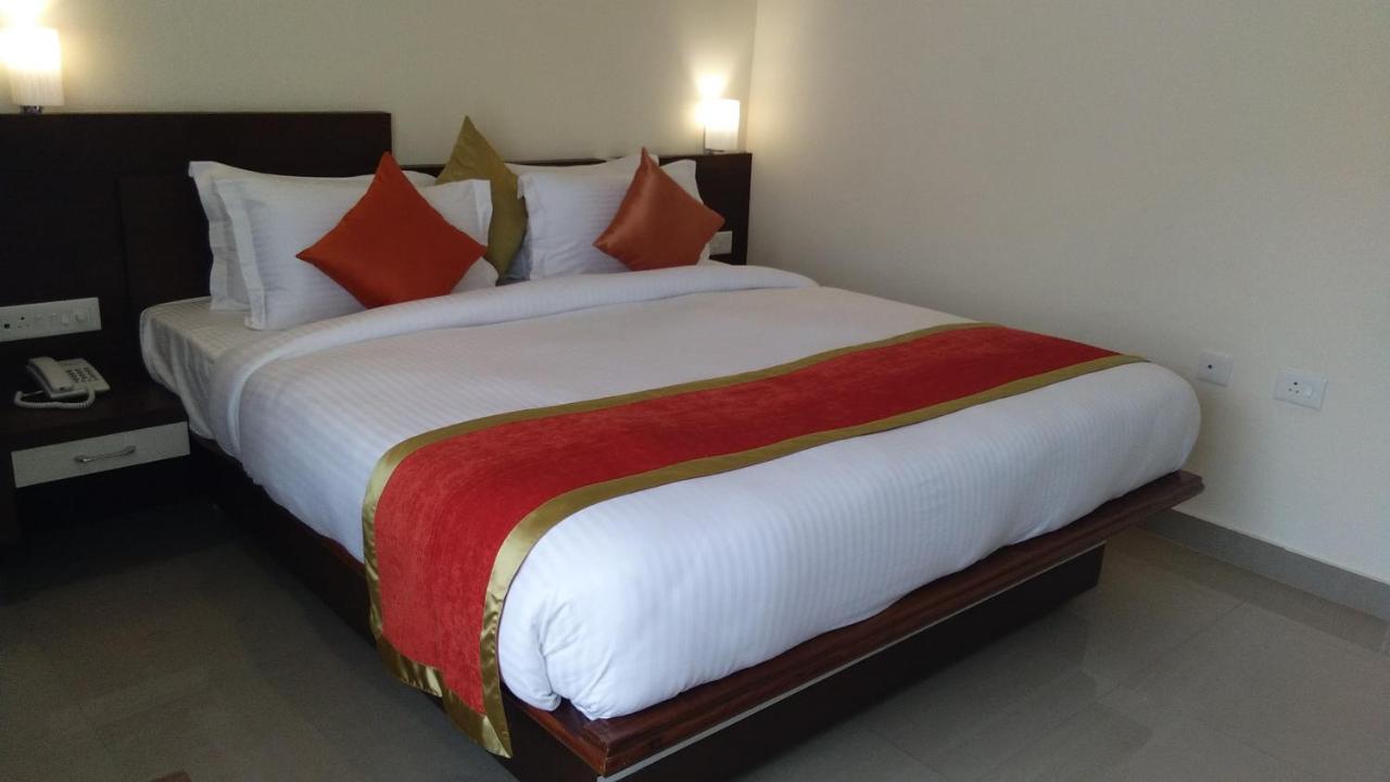 Hotel Park Riviera Guwahati Esterno foto