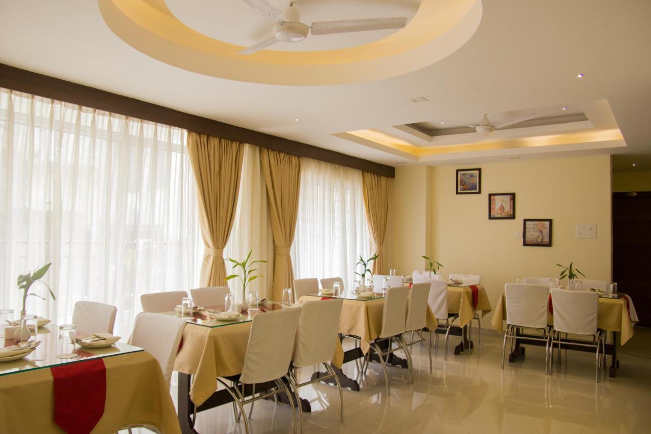 Hotel Park Riviera Guwahati Esterno foto