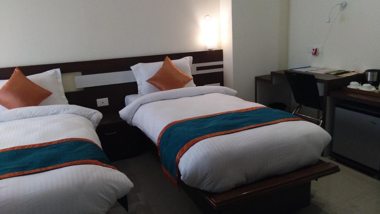 Hotel Park Riviera Guwahati Esterno foto