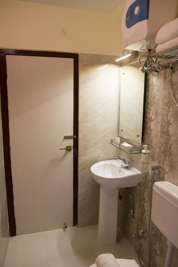 Hotel Park Riviera Guwahati Esterno foto