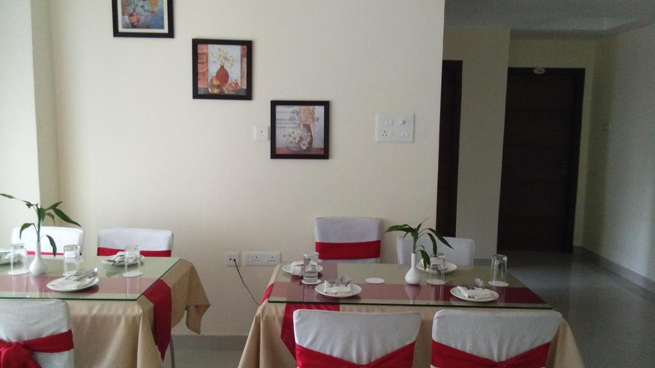 Hotel Park Riviera Guwahati Esterno foto