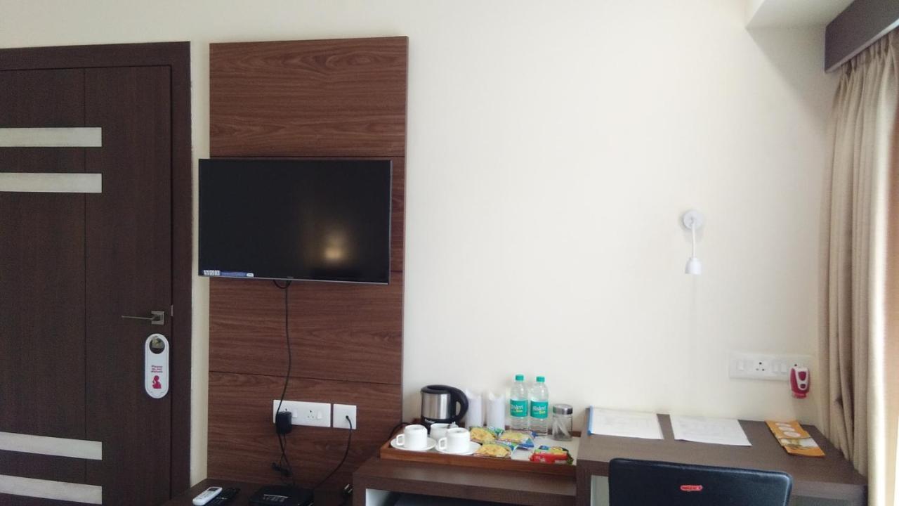 Hotel Park Riviera Guwahati Esterno foto